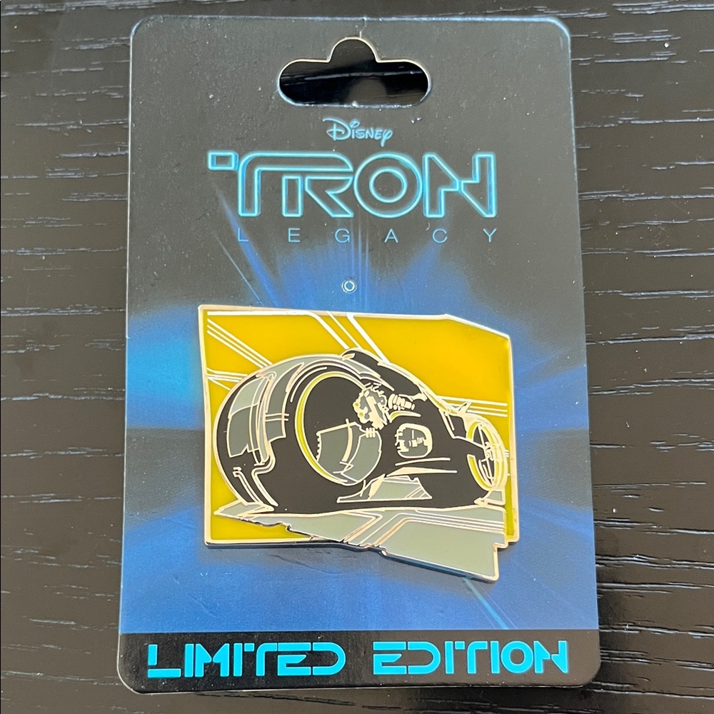 Disney Soda Fountain Tron Legacy Clu Light Cycle LE 300 Pin (T-14)